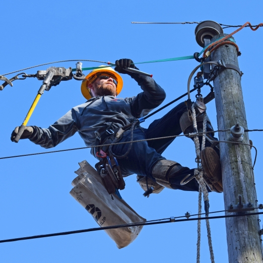 Lineman who lost home in tornado finds joy in job